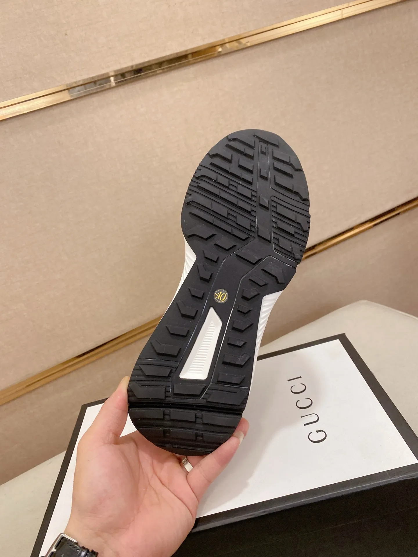 Men's shoes 💰 462💰The new GUCCI (Gucci) counters are launched simultaneously. The new men's shoes, 😘fabrics are selected from imported cowhide, and the lining is sheepskin lining. 👍🏿 High-end ☄️ air-cushion molded anti-slip rubber outsole, exquisite lines, simple and elegant, comfortable and high-end for leisure travel. Code number: 38 to 44 (45 can be customized and cannot be returned or exchanged)